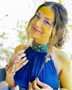 Divya Agarwal Instagram - Drenched in the color of joy and smothered in love! Let the good times “haldi-roll” ⭐️✨🤩❤️🧿

Outfit @pallavijaipur
Accessories @_krafterina
�Makeup and Hair : @dishisanghvii @hair_by_neetagohel @sarahsayedd16 
Styled by: @sohail__mughal___ @stylingbyvictor 
Wedding planner: @audiciousentertainment 
Wedding photography: @studiophotopalace 
.
.
.
#shadi #wedding #shadiseason #haldi #bride #bridesmaids #cocokibaico
