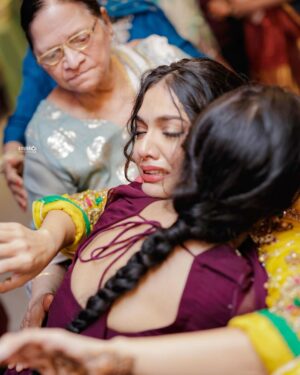 Divya Agarwal Instagram - Pinch me, I must be dreaming! Punjab ka Pind came alive for my Mehndi! ✨ Every shade, every step, every laugh - etched in henna and forever in my heart.

Outfit: @asbaabofficial
Accessories: @aulerthofficial 
Makeup: @dishisanghvii 
Hair : @hair_by_neetagohel
Assisted by @sarahsayedd16 
Mehendi: @mehendiartist_kanchanmahato 
Styled by: @sohail__mughal___ 
Wedding Planner: @audiciousentertainment 
Wedding Photography: @studiophotopalace 
Decor: @happyy_hours
Location: @be.at.one.official