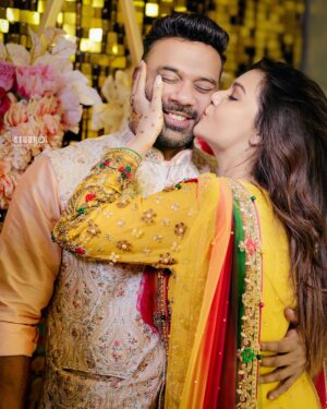Divya Agarwal Instagram - Pinch me, I must be dreaming! Punjab ka Pind came alive for my Mehndi! ✨ Every shade, every step, every laugh - etched in henna and forever in my heart.

Outfit: @asbaabofficial
Accessories: @aulerthofficial 
Makeup: @dishisanghvii 
Hair : @hair_by_neetagohel
Assisted by @sarahsayedd16 
Mehendi: @mehendiartist_kanchanmahato 
Styled by: @sohail__mughal___ 
Wedding Planner: @audiciousentertainment 
Wedding Photography: @studiophotopalace 
Decor: @happyy_hours
Location: @be.at.one.official