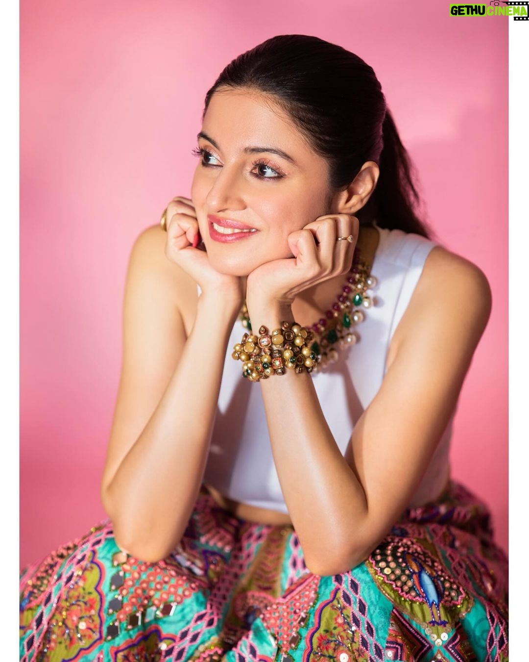 Divya Khosla Kumar Instagram - Mainu lehnga laa de mehnga ve diljaneya 😋