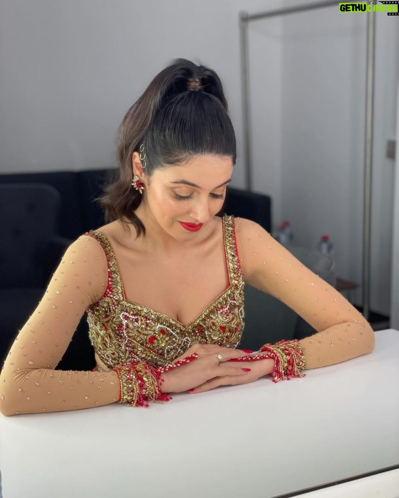 Divya Khosla Kumar Instagram - It’s such a beautiful feeling when you are performing in one of the biggest arenas in UAE and it’s all *sold out* Thankyou somuch dubai for the most amazing response to my performance 🙏 Love you all ❤️❤️❤️❤️❤️❤️❤️❤️❤️ #divyakhoslakumar