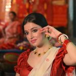 Divya Khosla Kumar Instagram - Laadli bani Bengali Bala ❣️ #simroonteranaam #yaariyan2 #divyakhoslakumar Saree: @vilasabengal Styling and Blouses: @poulami.rgupta Assistant Stylist: @pragyaraychowdhury Saree Draper: @saree_drapernishadesai 📷 @epcommercials__ Managed by: @thisisstudiops @matsya_media