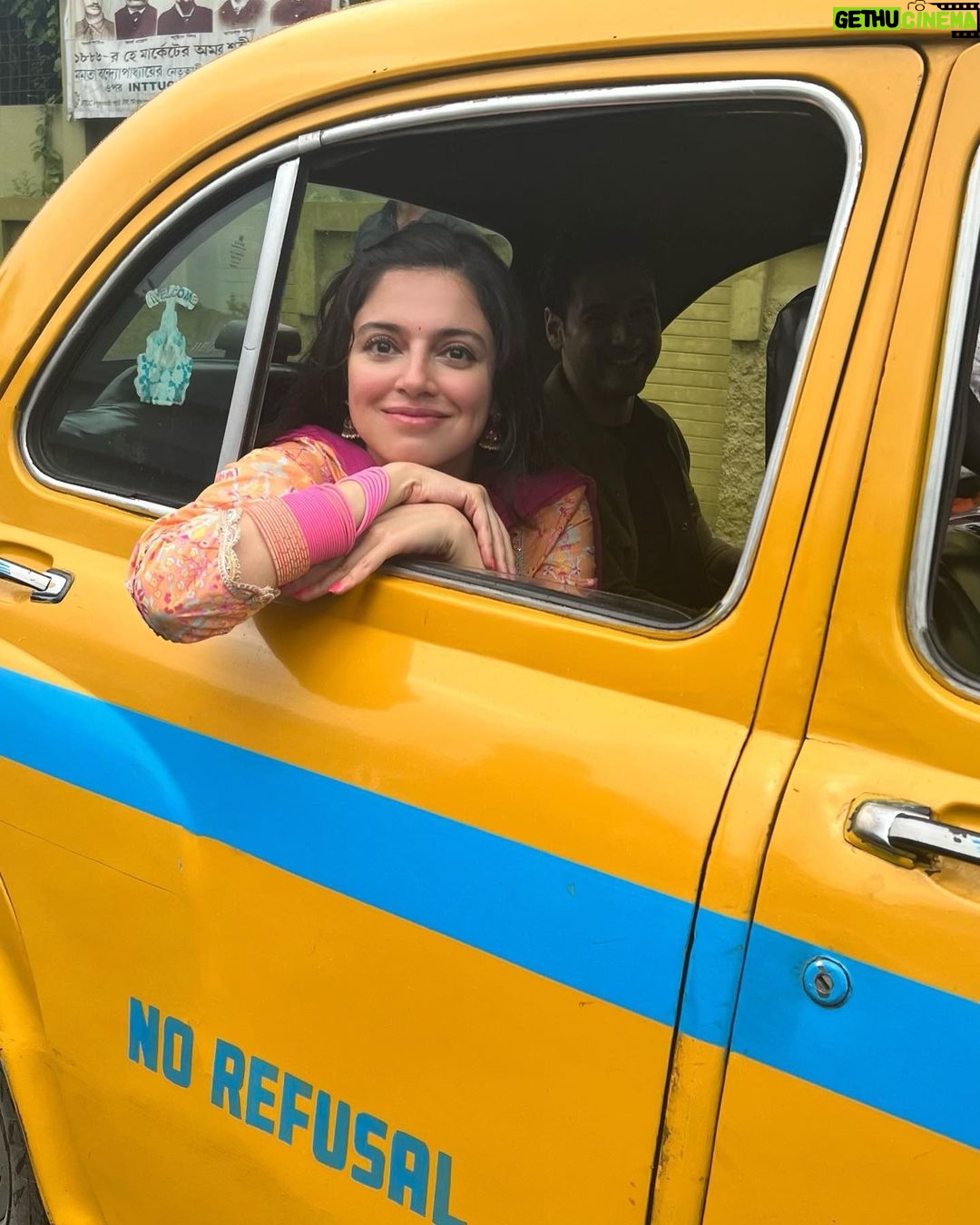 Divya Khosla Kumar Instagram - 1. Laadli Kolkata mein hai Abhay ke liye ❤️ 2. Yay ✨ 3. Thinking about Puchka😃 4. You are Beautiful Kolkata 🫶🏻 5. Serene 😍 6. Laadli bani bengoli baala 7. Getting immense Love 💗 #SimroonTeraNaam 🪷 Dekha aapne? Kolkata city of joy