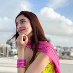 Divya Khosla Kumar Instagram - Keeping umbrella handy during #Yaariyan2 promotions kyonki Baarish unpredictable hai 🙈 PS : #SimroonTeraNaam out tomorrow at 2pm 🪷 #divyakhoslakumar