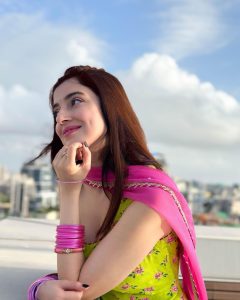 Divya Khosla Kumar Instagram - Keeping umbrella handy during #Yaariyan2 promotions kyonki Baarish unpredictable hai 🙈 PS : #SimroonTeraNaam out tomorrow at 2pm 🪷 #divyakhoslakumar