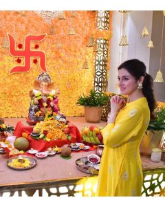 Divya Khosla Kumar Instagram - Bappa plz bless everyone 🙏 #ganpatibappamorya 🌼🌼🌼