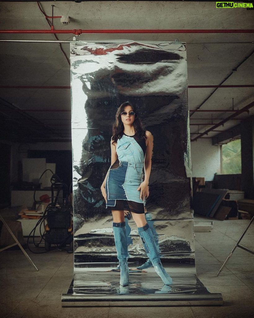 Divya Khosla Kumar Instagram - Swipe to see the Reality behind the glamour 😅 #Yaariyan2 👗 & 👢: @dolcegabbana #promotionblues #divyakhoslakumar