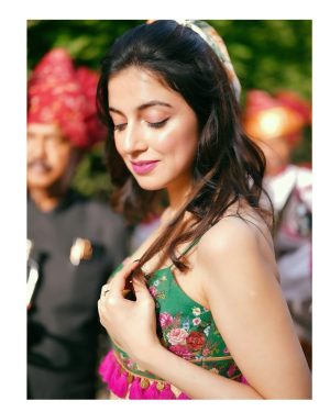 Divya Khosla Kumar Instagram - Band Baja bride ready hai … Aap bhi 20 October lock kar lo 🤗Shaadi hai Meri …. Pahunch Jana cinema gharo mein attend karne ke liye - Laadli 🥰 #Yaariyan2 #divyakhoslakumar 
Outfit @toraniofficial 
Earrings & Bangles @minerali_store 
Ring @ishhaara 
Styled @aasthasharma @gehnadholakia