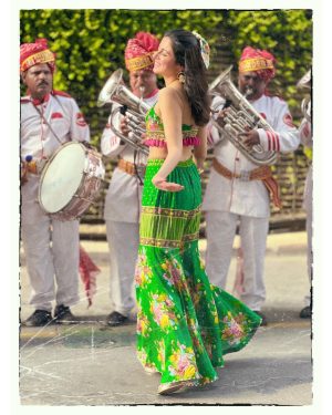 Divya Khosla Kumar Instagram - Band Baja bride ready hai … Aap bhi 20 October lock kar lo 🤗Shaadi hai Meri …. Pahunch Jana cinema gharo mein attend karne ke liye - Laadli 🥰 #Yaariyan2 #divyakhoslakumar 
Outfit @toraniofficial 
Earrings & Bangles @minerali_store 
Ring @ishhaara 
Styled @aasthasharma @gehnadholakia