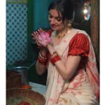 Divya Khosla Kumar Instagram - Laadli bani Bengali Bala ❣️ #simroonteranaam #yaariyan2 #divyakhoslakumar Saree: @vilasabengal Styling and Blouses: @poulami.rgupta Assistant Stylist: @pragyaraychowdhury Saree Draper: @saree_drapernishadesai 📷 @epcommercials__ Managed by: @thisisstudiops @matsya_media