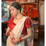 Divya Khosla Kumar Instagram - Laadli bani Bengali Bala ❣️ #simroonteranaam #yaariyan2 #divyakhoslakumar Saree: @vilasabengal Styling and Blouses: @poulami.rgupta Assistant Stylist: @pragyaraychowdhury Saree Draper: @saree_drapernishadesai 📷 @epcommercials__ Managed by: @thisisstudiops @matsya_media