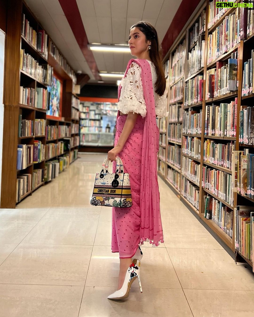 Divya Khosla Kumar Instagram - City of Joy, I really ENJOYYYYYYYYY #Yaariyan2 #simroonteranaam Earrings: @doribymeghnamaniar Saree Draper: @saree_drapernishadesai Kolkata city of joy