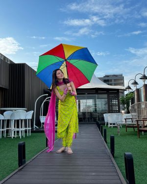 Divya Khosla Kumar Instagram - Keeping umbrella handy during #Yaariyan2 promotions kyonki Baarish unpredictable hai 🙈
PS : #SimroonTeraNaam out tomorrow at 2pm 🪷
#divyakhoslakumar