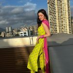 Divya Khosla Kumar Instagram - Keeping umbrella handy during #Yaariyan2 promotions kyonki Baarish unpredictable hai 🙈 PS : #SimroonTeraNaam out tomorrow at 2pm 🪷 #divyakhoslakumar