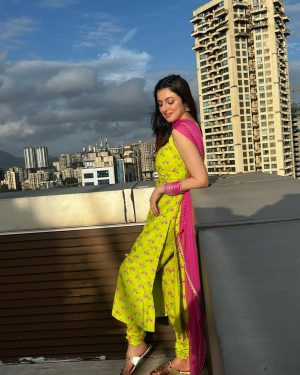 Divya Khosla Kumar Instagram - Keeping umbrella handy during #Yaariyan2 promotions kyonki Baarish unpredictable hai 🙈
PS : #SimroonTeraNaam out tomorrow at 2pm 🪷
#divyakhoslakumar