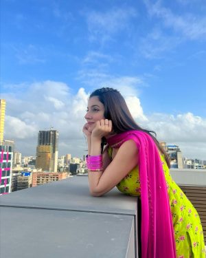 Divya Khosla Kumar Instagram - Keeping umbrella handy during #Yaariyan2 promotions kyonki Baarish unpredictable hai 🙈
PS : #SimroonTeraNaam out tomorrow at 2pm 🪷
#divyakhoslakumar