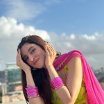 Divya Khosla Kumar Instagram - Keeping umbrella handy during #Yaariyan2 promotions kyonki Baarish unpredictable hai 🙈 PS : #SimroonTeraNaam out tomorrow at 2pm 🪷 #divyakhoslakumar