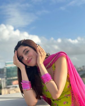 Divya Khosla Kumar Instagram - Keeping umbrella handy during #Yaariyan2 promotions kyonki Baarish unpredictable hai 🙈
PS : #SimroonTeraNaam out tomorrow at 2pm 🪷
#divyakhoslakumar