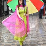 Divya Khosla Kumar Instagram - Keeping umbrella handy during #Yaariyan2 promotions kyonki Baarish unpredictable hai 🙈 PS : #SimroonTeraNaam out tomorrow at 2pm 🪷 #divyakhoslakumar