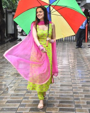 Divya Khosla Kumar Instagram - Keeping umbrella handy during #Yaariyan2 promotions kyonki Baarish unpredictable hai 🙈
PS : #SimroonTeraNaam out tomorrow at 2pm 🪷
#divyakhoslakumar