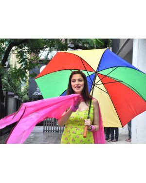 Divya Khosla Kumar Instagram - Keeping umbrella handy during #Yaariyan2 promotions kyonki Baarish unpredictable hai 🙈
PS : #SimroonTeraNaam out tomorrow at 2pm 🪷
#divyakhoslakumar