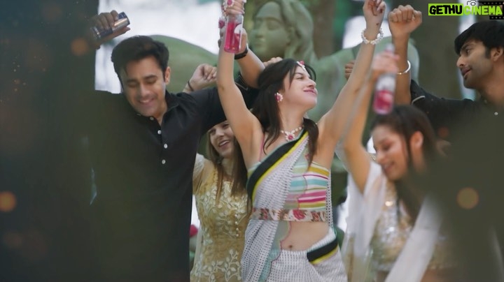 Divya Khosla Kumar Instagram - Saare yaar hain aapke shukrguzar! ❤️ Thank you for loving the teaser of #Yaariyan2 Watch it now. Movie in cinemas on 20th October. @tseriesfilms @tseries.official #BhushanKumar @sapruandrao #VinaySapru #RadhikaRao @meezaanj @anaswara.rajan @yashdasgupta @pearlvpuri @warinahussain @bhagyashriiborse @lilletedubeyofficial @priya.p.varrier @manan_bhardwaj_official @arijitsingh #KrishanKumar @shivchanana @neerajkalyan24 @blmpictures @aayush_blm #divyakhoslakumar