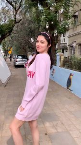 Divya Khosla Kumar Instagram - When you’re busy doing photo shoot for your Insta and Yaariyan 2 Shot is ready 🤪 u better be 🏃🏻‍♀️ #ShootDairies #Yaariyan2 #instagood #sundayfunday ☺️ Dadar mumbai दादर मुंबई