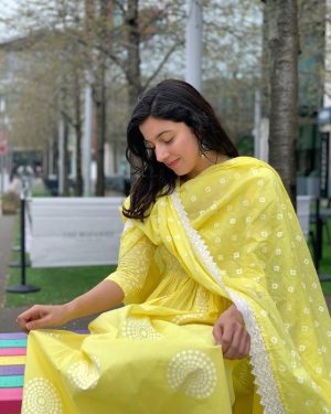Divya Khosla Kumar Instagram - The joy of dressing is in wearing an Indian suit 💛

Suit @drzya_ridhisuri 
📸 @thisisstudiops 
#whenuhaveadayoffshoot #divyakhoslakumar #ukfashion #desivibes💫