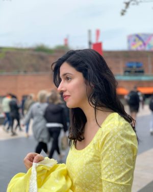 Divya Khosla Kumar Instagram - The joy of dressing is in wearing an Indian suit 💛

Suit @drzya_ridhisuri 
📸 @thisisstudiops 
#whenuhaveadayoffshoot #divyakhoslakumar #ukfashion #desivibes💫