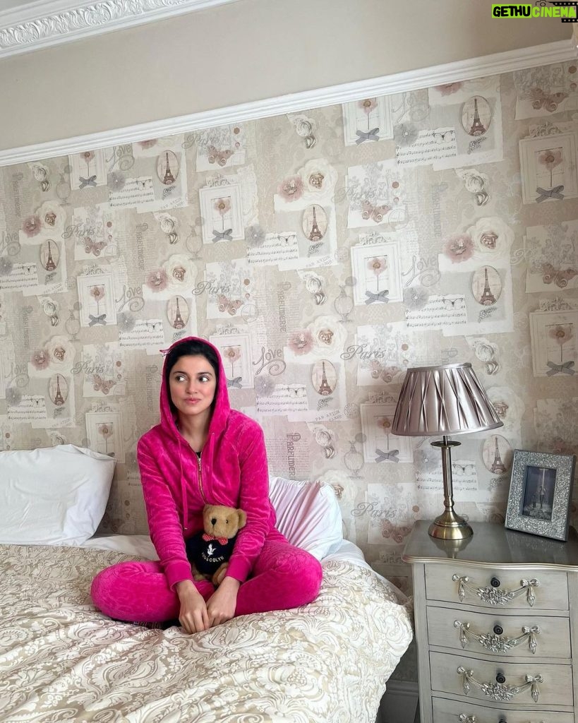 Divya Khosla Kumar Instagram - Adding Bright pink to your day ☺️💗 Holy Island, Anglesey