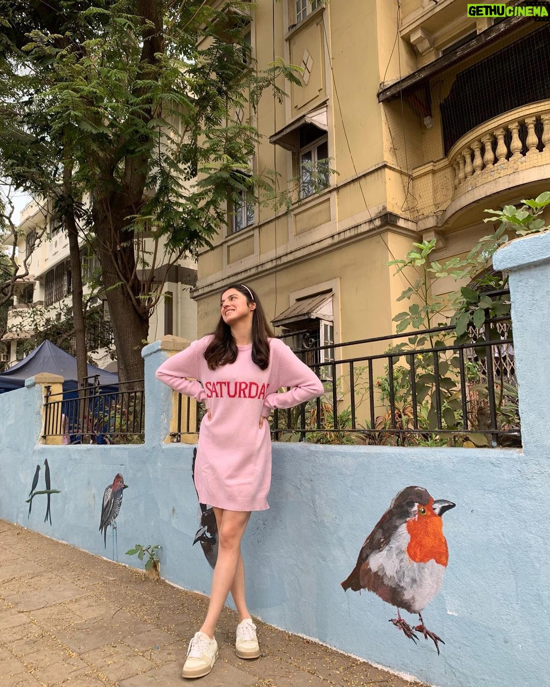 Divya Khosla Kumar Instagram - Saturday nahhh, It's Satur-yay 💜 #WeekendVibes #ShootDairies #Saturdaying