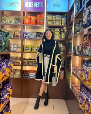 Divya Khosla Kumar Instagram - Tipi tipi tap which chocolate you want? 🍫🍬 
Happy Chocolates Day my instafam 😋❤️
#ChocolateDay #ValentinesWeek #AirportFun
