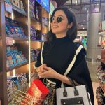 Divya Khosla Kumar Instagram - Tipi tipi tap which chocolate you want? 🍫🍬 Happy Chocolates Day my instafam 😋❤️ #ChocolateDay #ValentinesWeek #AirportFun