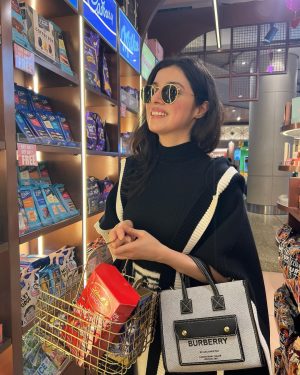 Divya Khosla Kumar Instagram - Tipi tipi tap which chocolate you want? 🍫🍬 
Happy Chocolates Day my instafam 😋❤️
#ChocolateDay #ValentinesWeek #AirportFun