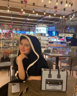 Divya Khosla Kumar Instagram - Tipi tipi tap which chocolate you want? 🍫🍬 
Happy Chocolates Day my instafam 😋❤️
#ChocolateDay #ValentinesWeek #AirportFun
