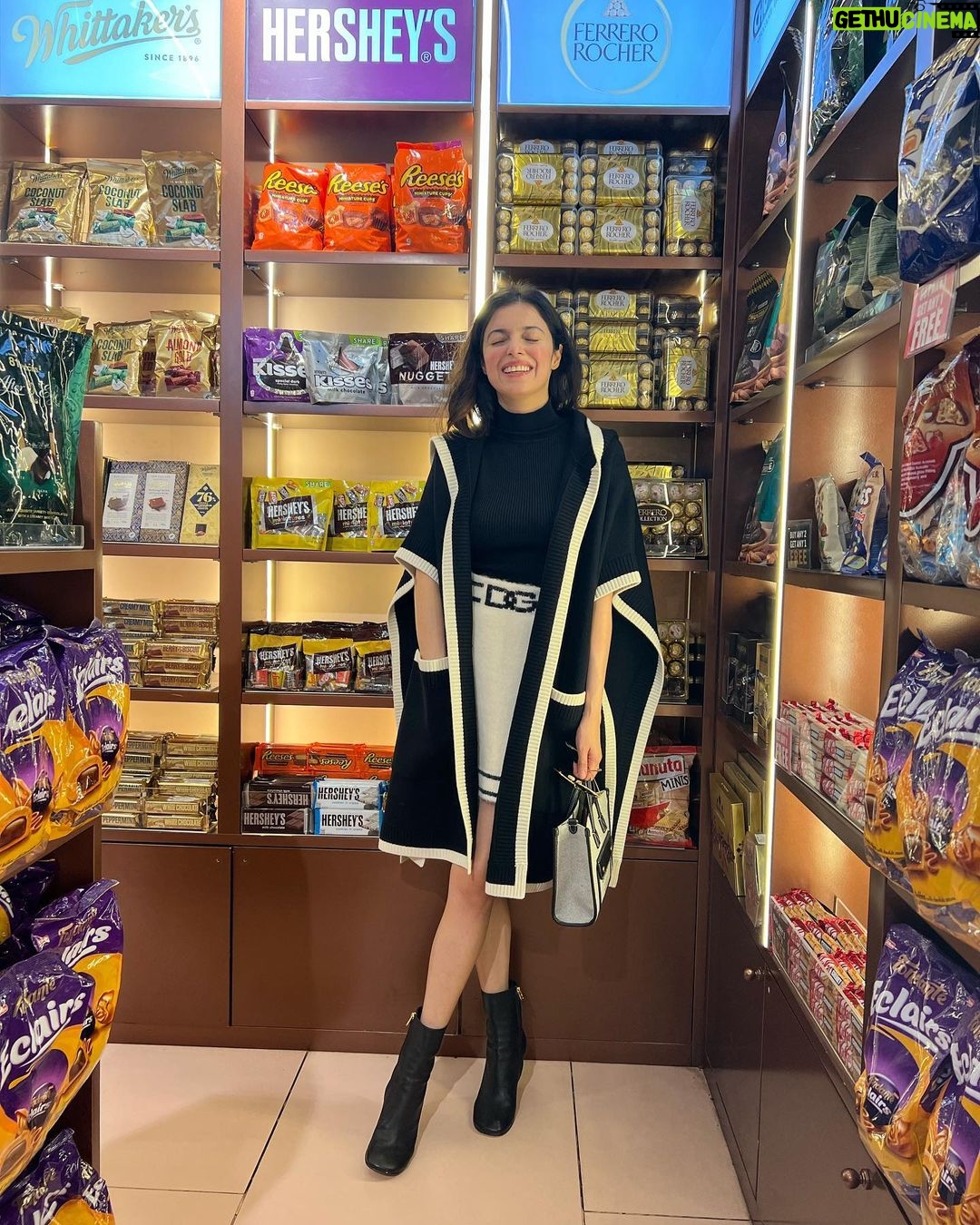 Divya Khosla Kumar Instagram - Tipi tipi tap which chocolate you want? 🍫🍬 Happy Chocolates Day my instafam 😋❤️ #ChocolateDay #ValentinesWeek #AirportFun