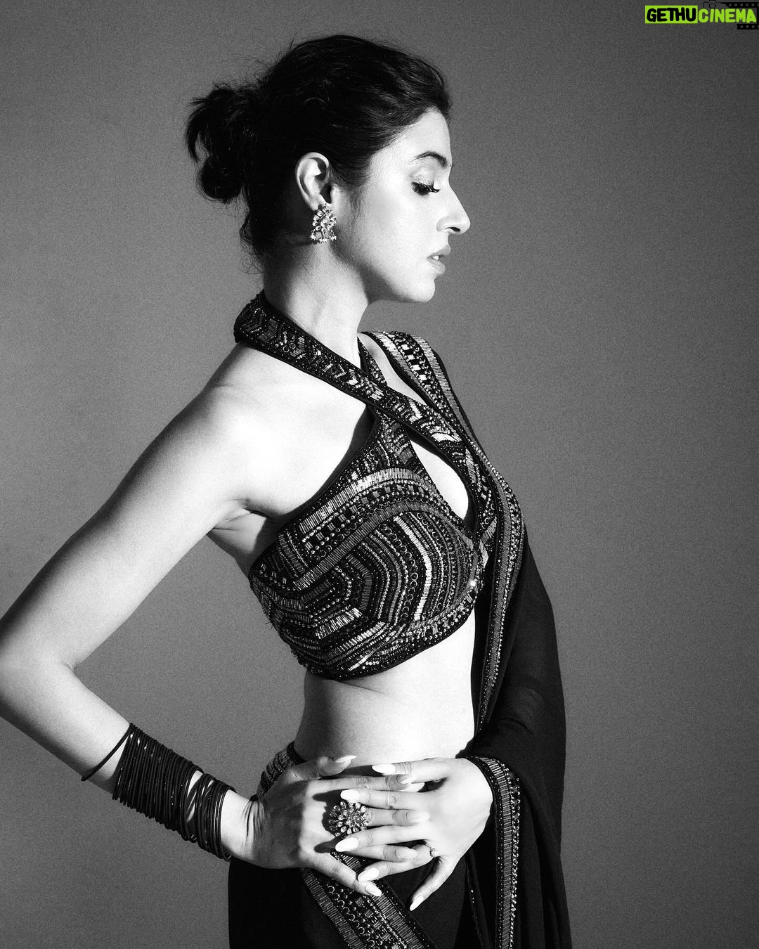 Divya Khosla Kumar Instagram - As a little girl I longed to grow up just to wear a sari😋 & watching my mom drape one everyday used to be such a magical experience for me #bachpankimemories