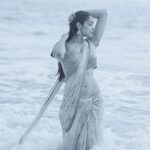 Divya Vadthya Instagram - Samudramantha nuvvaii thakutunnapudu … Neelo nenu kalisipotunnapudu … Maatalu moogaboyinapuudu … Nee oopiri segalaku nenu marugutunnappudu … #thanurasindi 👗 @whynotrohinirao ❤️💋 📸 @sravanphotographyofficial 🐝📸❤️ #divi #divinunchi #divivadthya #divimatalu