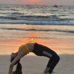 Divya Vadthya Instagram - Yoga in the beach 🌇 #divi #divinunchi #divivadthya