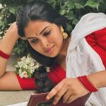 Divya Vadthya Instagram - మాటే మంత్రము మనసే బంధము ఈ మమతే ఈ సమతే మంగళ వాద్యము ఇది కళ్యాణం కమనీయం జీవితం❤️ @srinisdesignerstudio love the saree Styling @whynotrohinirao 📸 @naga.nandini.puli #divi #divinunchi #divivadthya #vintage