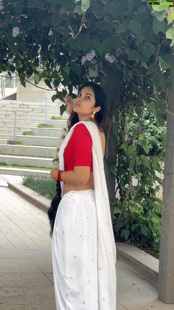 Divya Vadthya Instagram - సిరి మల్లెలు హరి నీలపు జడలో తురిమి క్షణమే యుగమై వేచి వేచి చలి పొంగులు తొలి కోకాల ముడిలో అదిమి అలసి సొలసి కన్నులు వాచీ ❤️ 👗 @srinisdesignerstudio Styling @whynotrohinirao 📸 @naga.nandini.puli #divi #divinunchi #divivadthya #vintage #love #sogasuchoodatharama #naturephotography