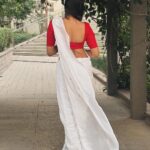 Divya Vadthya Instagram - మాటే మంత్రము మనసే బంధము ఈ మమతే ఈ సమతే మంగళ వాద్యము ఇది కళ్యాణం కమనీయం జీవితం❤️ @srinisdesignerstudio love the saree Styling @whynotrohinirao 📸 @naga.nandini.puli #divi #divinunchi #divivadthya #vintage