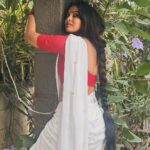 Divya Vadthya Instagram - మాటే మంత్రము మనసే బంధము ఈ మమతే ఈ సమతే మంగళ వాద్యము ఇది కళ్యాణం కమనీయం జీవితం❤️ @srinisdesignerstudio love the saree Styling @whynotrohinirao 📸 @naga.nandini.puli #divi #divinunchi #divivadthya #vintage