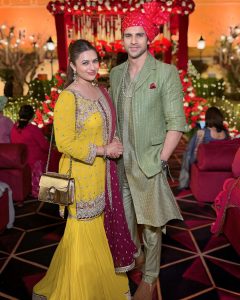 Divyanka Tripathi Instagram - Shaadi kisi ki bhi ho...we pose like it's Ours! 😁 BTW, do you like this song as much as I do? . . . 🥻@seasonsmumbai 💍@rimayu07 @stylebysugandhasood @_saakshiib