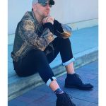 Dmitriy Nagiev Instagram - Сижу, бойкотирую процесс саморазвития. Ищу в себе приятные нотки лаванды и коры дуба.