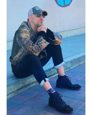 Dmitriy Nagiev Instagram - Сижу, бойкотирую процесс саморазвития. Ищу в себе приятные нотки лаванды и коры дуба.
