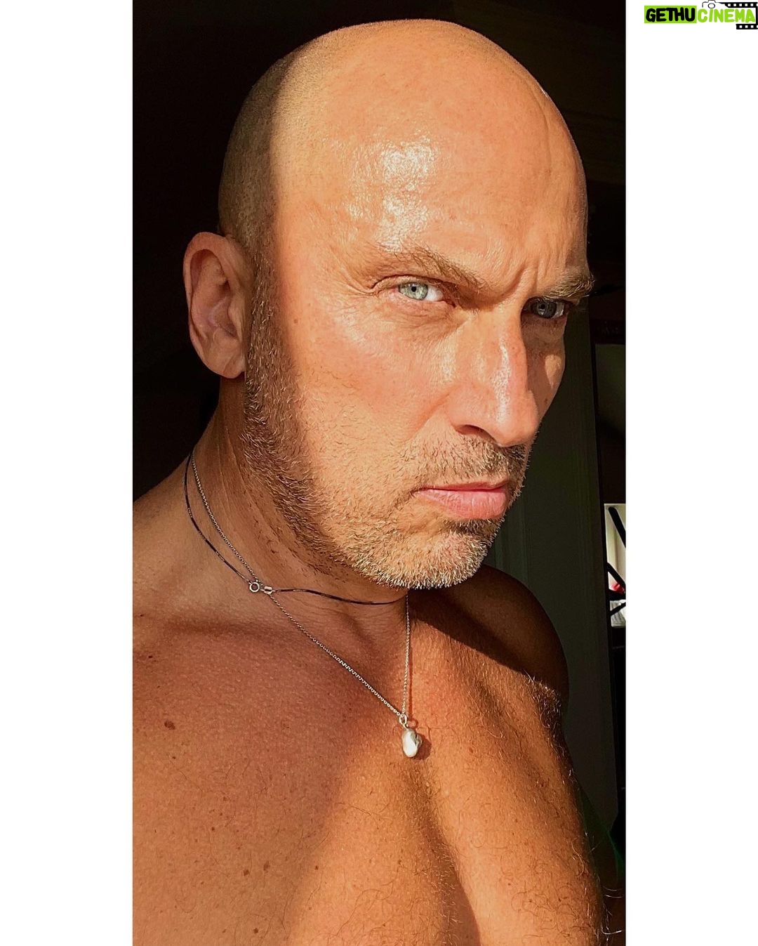 Dmitriy Nagiev Instagram - Здрасьте, тревожная масса. Думаю, моя карьера в сексуальных, красивых фотках - на подъёме. Если не нравится - вы врёте, и у вас сейчас начнёт расти нос. Пишите чё-нить. Слюней много не бывает. И да - до скольки лет растёт харизма?