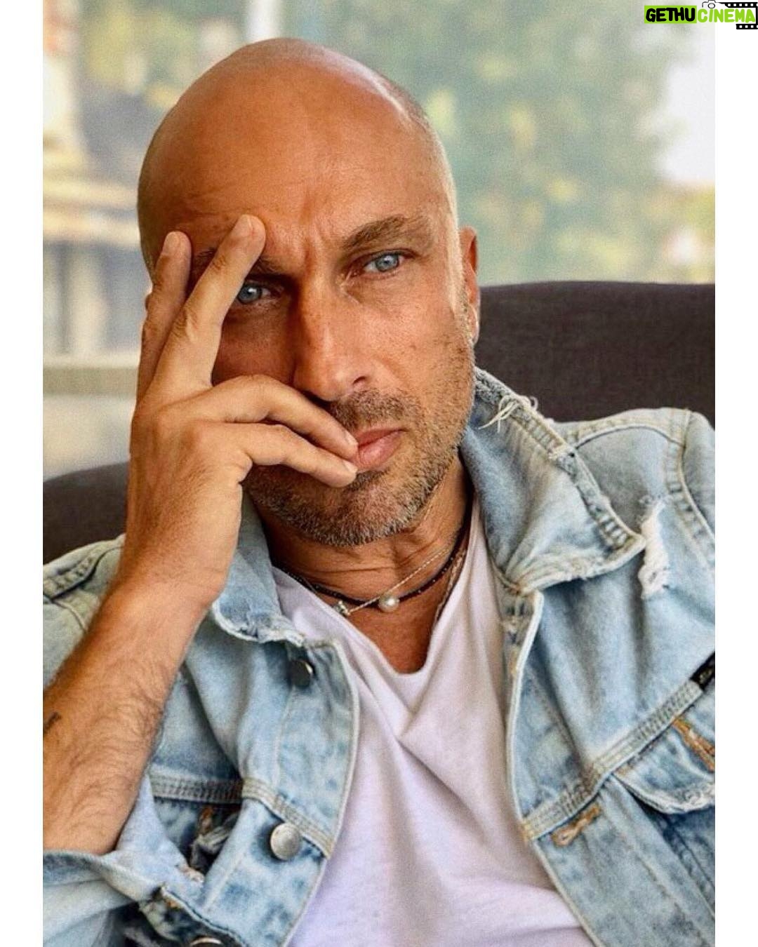 Dmitriy Nagiev Instagram - Ах этот взгляд. Что для прозаика - вантуз, то для поэта - резиновая роза. Так я и оказался в масонских салунах Питера.