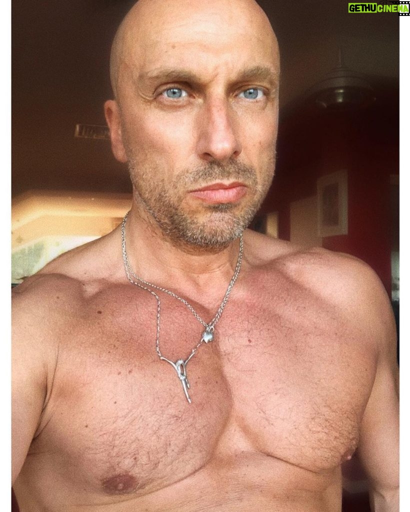 Dmitriy Nagiev Instagram - Уверенности в себе мне очень придают леопардовые лосины.