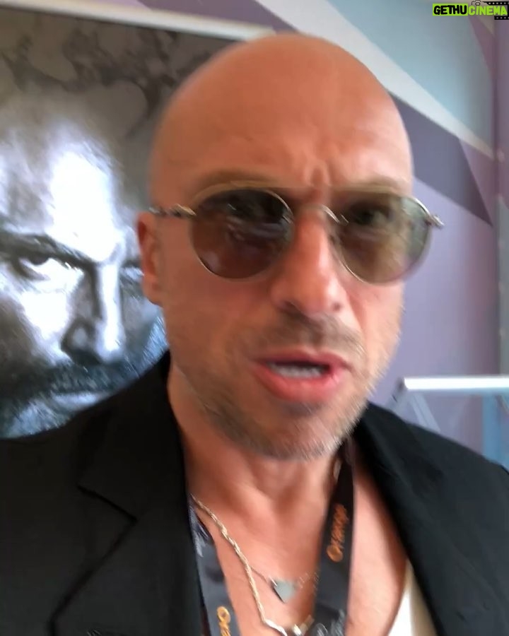Dmitriy Nagiev Instagram - Из жалости пригласили на Каннский фестиваль. Зал аплодировал стоя, врач сказал - есть положительные тенденции. Выгляжу немного растерянным, но всё дело в растерянности.